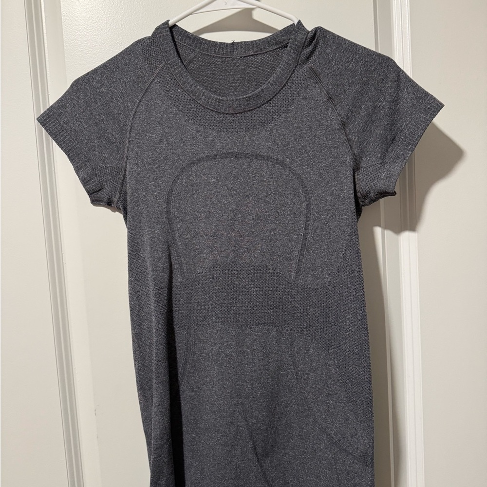 Lululemon Athletica Gray Fitted Short Sleeve Tee